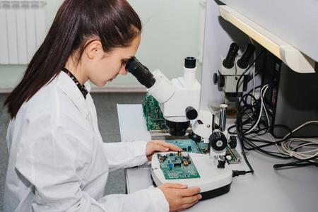 从工艺过程到专业制造 技术员与计算机专家共筑板级芯片计算机开发新时代